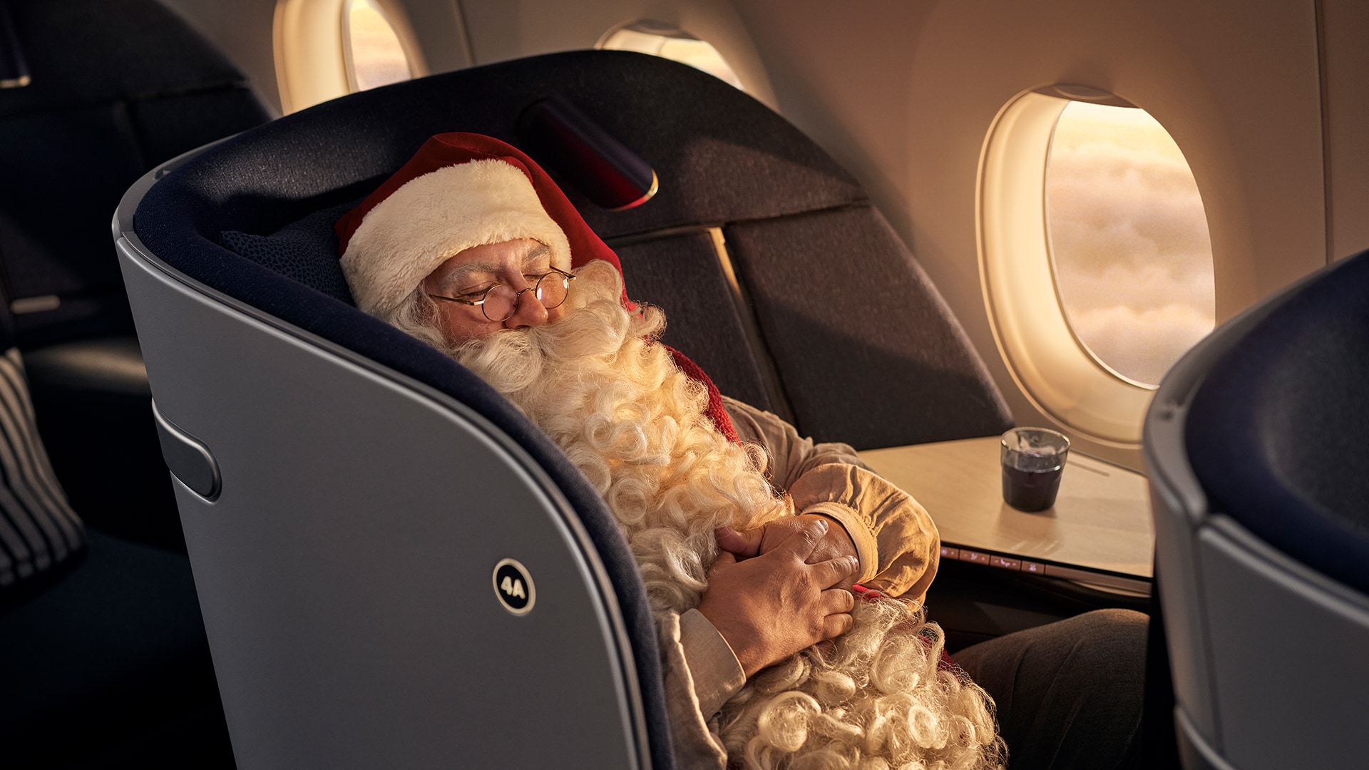 Joulupukki aloittaa Finnairin lentäjänä – ”Tämä on ollut lapsuudesta asti  salainen haaveeni” | Finnair Suomi