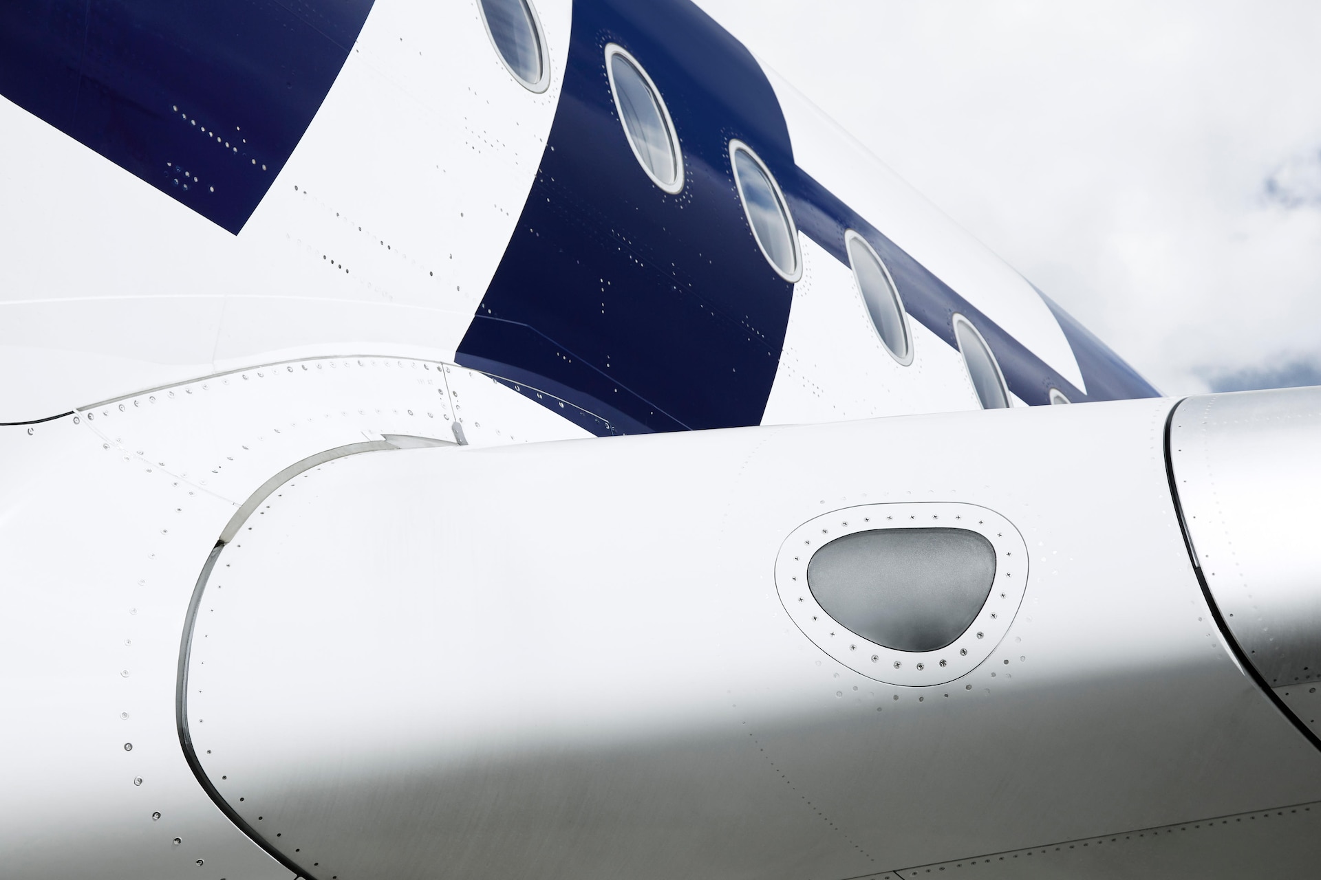 What happens if lightning strikes an aircraft? | Finnair Singapore